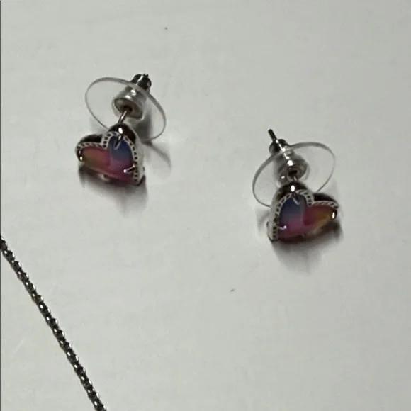 Kendra Scott Ari Heart Necklace and Earrings in Dichronic glass - Picture 4 of 5